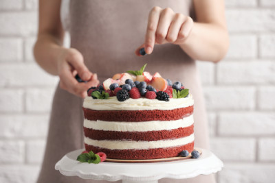 Ajoutez de la couleur et de la gourmandise à votre gâteau avec des décorations comestibles