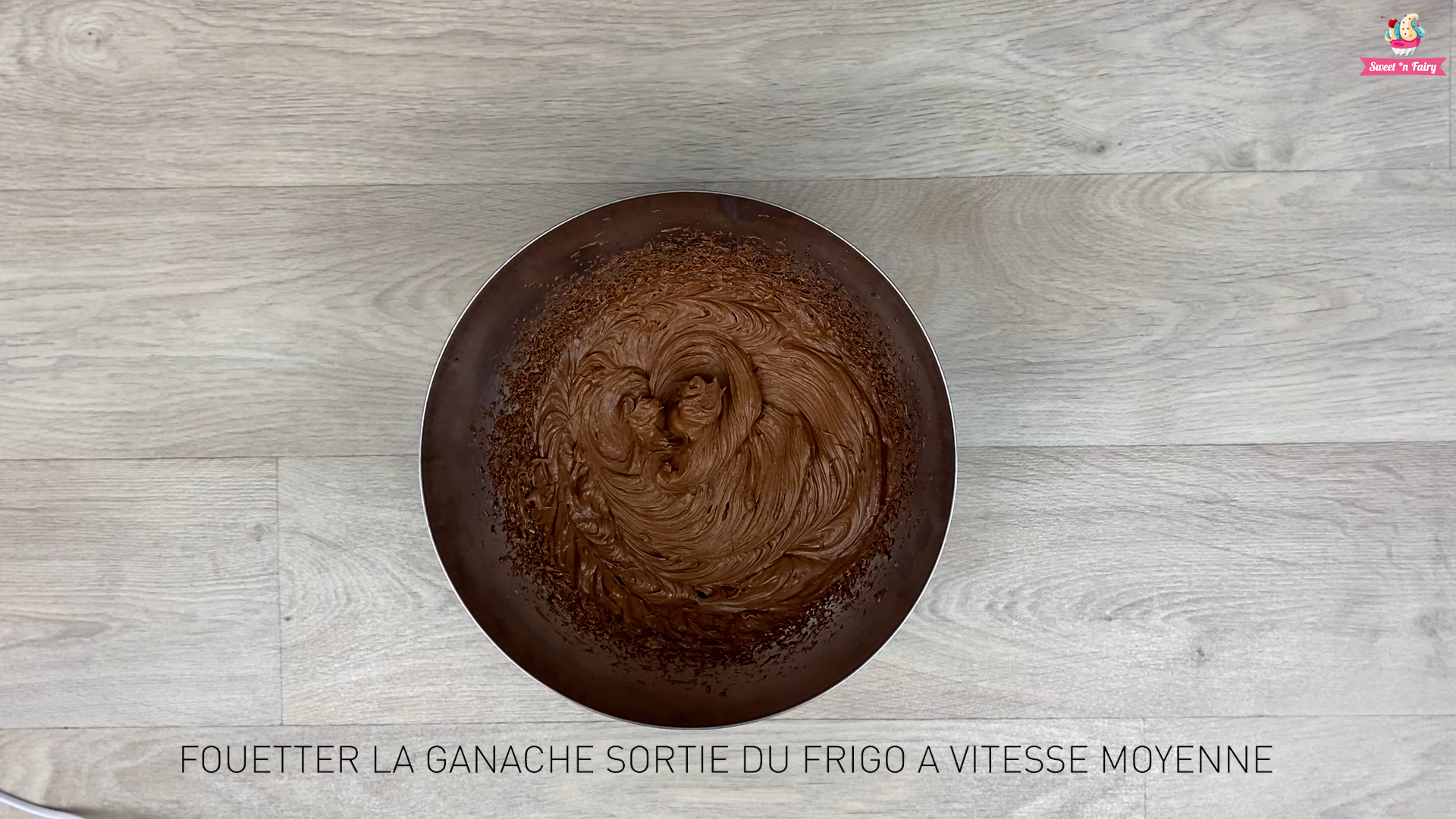 Délicieux Anniversaire Bougie Feu D'artifice Cupcake Sur Table Contre Dark